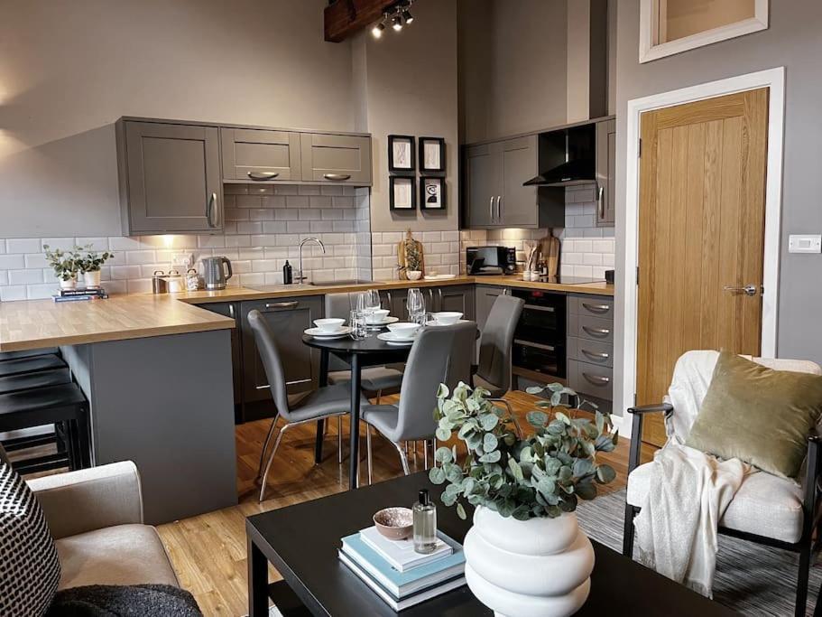 Cosy 2 Bedroom Apartment Todmorden Esterno foto